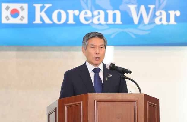 정경두 국방부 장관이 18일 오전 서울 용산구 육군회관에서 열린 6.25 전쟁 70주년 기념 참전국 대사 초청 감사행사에서 축사를 하고 있다. 