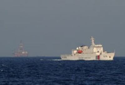 Tàu hải giám Trung Quốc neo đậu gần giàn khoan HD 981. AFP photo