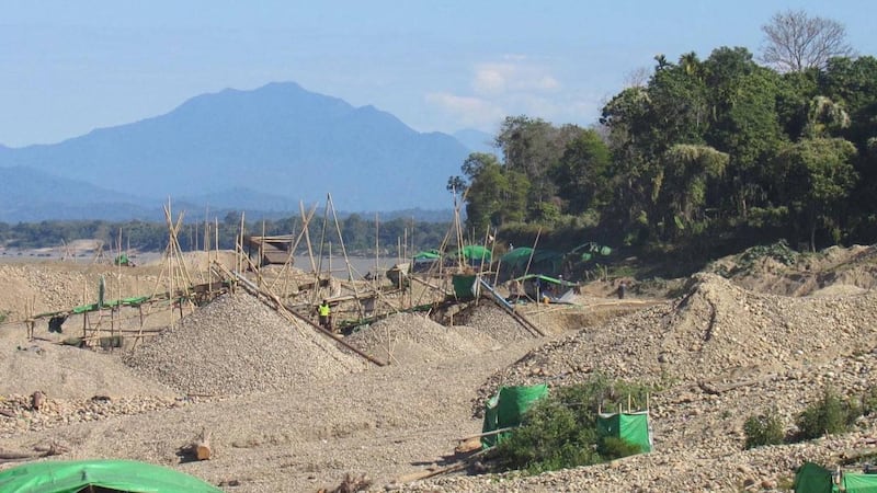 ကချင်ပြည်နယ် မြစ်ကြီးနား ဧရာဝတီမြစ်တစ်လျှောက်တွင် ရွှေတူးဖော်နေသည့်လုပ်ကွက်အချို့ကို ၂၀၂၄ ခုနှစ် ဒီဇင်ဘာလအတွင်းက တွေ့ရစဉ်။ (Citizen Photo)