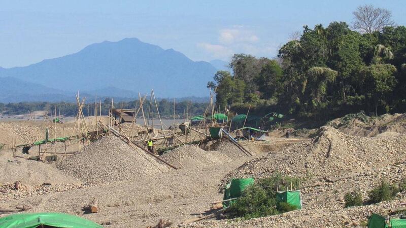 ကချင်ပြည်နယ် မြစ်ကြီးနား ဧရာဝတီမြစ်တစ်လျှောက်တွင် ရွှေတူးဖော်နေသည့်လုပ်ကွက်အချို့ကို ၂၀၂၄ ခုနှစ် ဒီဇင်ဘာလအတွင်းက တွေ့ရစဉ်။ (Citizen Photo)
