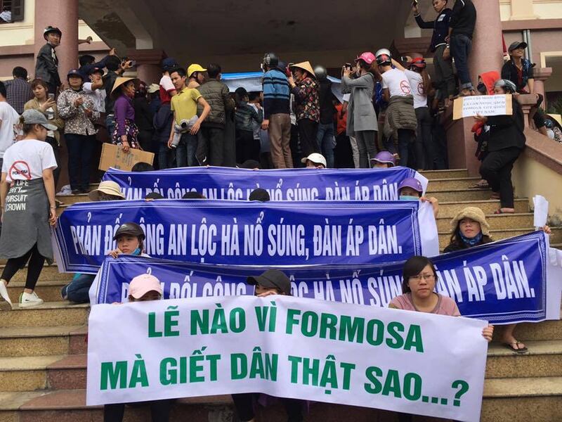 Người biểu tình huyện Lộc Hà, tỉnh Hà Tĩnh, biểu tình và tràn vào chiếm Ủy ban Nhân dân huyện Hà Tĩnh trong vài giờ đồng hồ vào sáng ngày 3 tháng 4.
