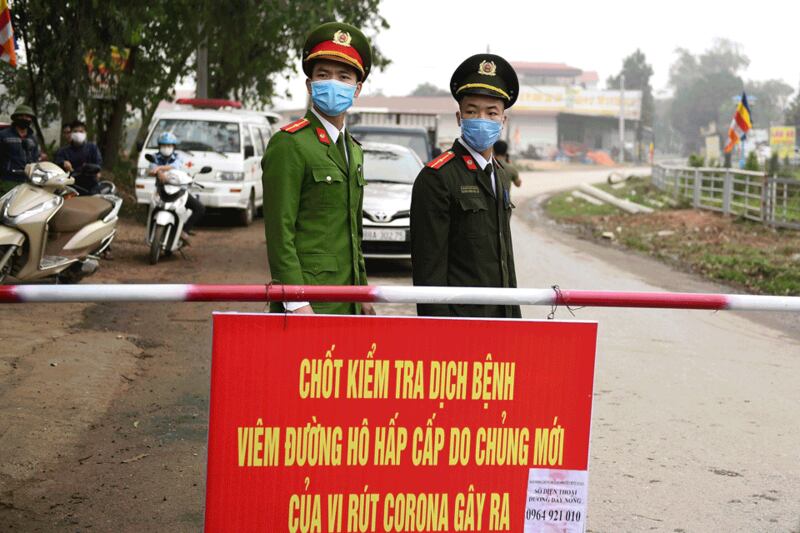 Hình minh họa. Công an đeo khẩu trang bảo vệ đứng canh tại một điểm ngoài xã Sơn Lôi, tỉnh Vĩnh Phúc hôm 13/2/2020. Đây là địa phương có nhiều người bị nhiễm COVID - 19 nhất (11 ca) và đang bị cách ly.