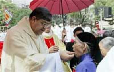 VaticanVietnamSepe200.jpg