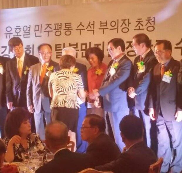 민주평화통일 지원재단 관계자들이 탈북가정에 장학금을 전달하고 있다.  