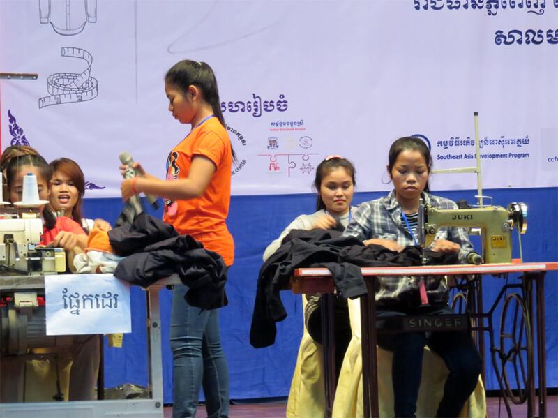 កម្មករកម្មការិនីរោងចក្រកាត់ដេរសម្ដែងពីសកម្មភាពកាត់ដេរក្នុងពេលប្រារព្ធទិវាពលកម្មអន្តរជាតិខួបលើកទី១៣០ នៅថ្ងៃទី២២ ខែឧសភា ឆ្នាំ២០១៦។ RFA/Leng Maly