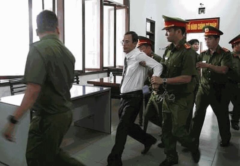 Hình minh họa. Luật sư Nguyễn Duy Bình bị công an áp giải khỏi phiên tòa xử vợ chồng Luật sư Trần Vũ Hải ở Nha Trang hôm 14/11/2019