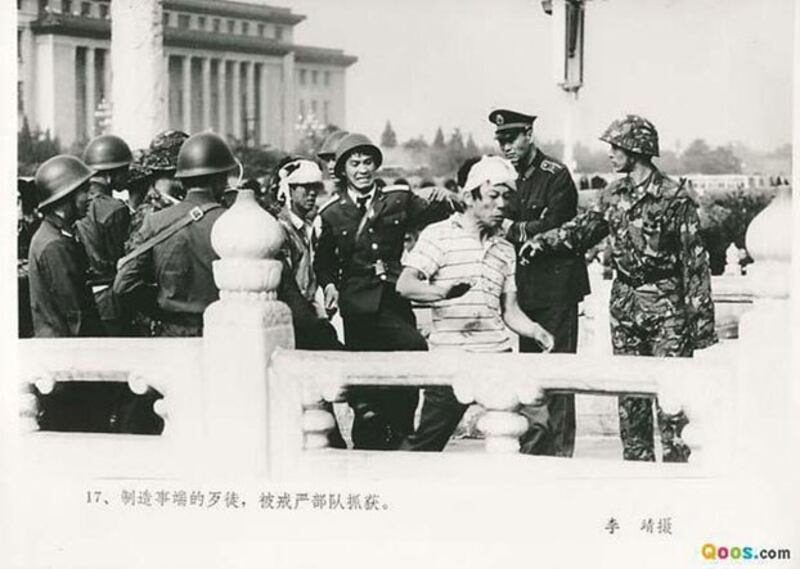 1989年6月4日，戒严部队在北京街头搜捕“暴徒”（Qoos.com）