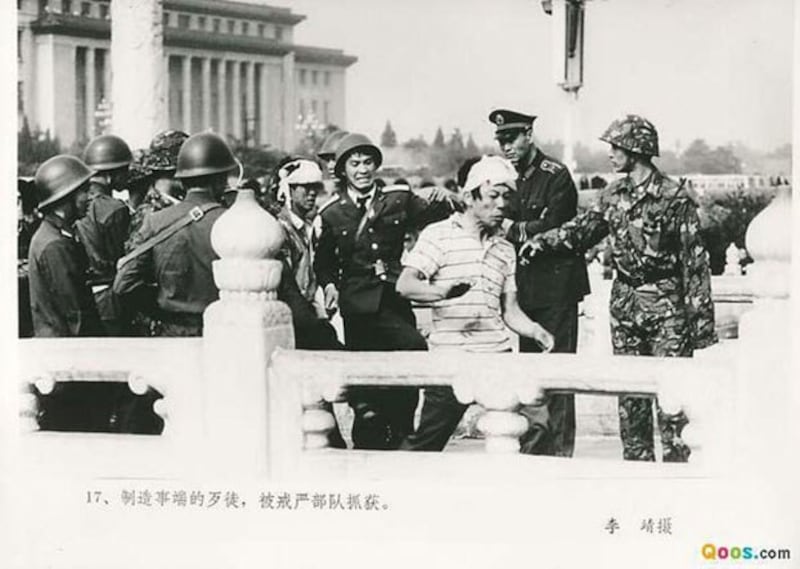 1989年6月4日,戒严部队在北京街头搜捕“暴徒”(Qoos.com)