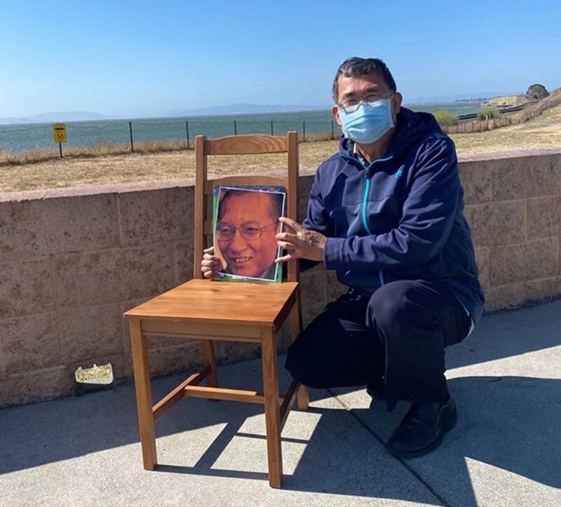 2021年7月13日下午赫拉克勒斯海滩上悼念刘晓波的活动,活动参加者与空椅子合影。(活动参加者提供)
