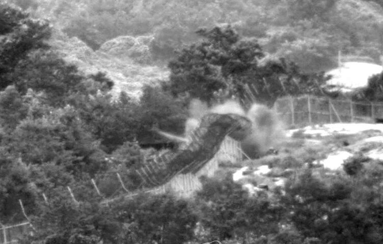 지난 2015년 비무장지대(DMZ)에서 우리 군 수색대원 2명에게 중상을 입힌 지뢰폭발사고는 군사분계선(MDL)을 몰래 넘어온 북한군이 파묻은 목함지뢰가 터진 것으로 조사됐다. 합동참모본부가 이날 공개한 영상에 지뢰가 폭발한 뒤 연기와 흙먼지가 솟구치고 있다.