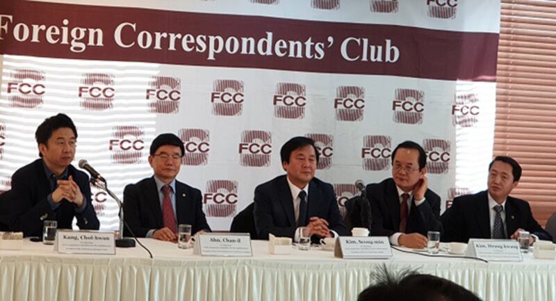 탈북민들이 6일 오전 외신 기자회견에서 남북통일당 창당과 관련된 입장을 밝히고 있다.