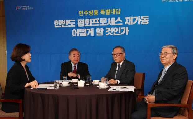 20일 오전 서울 중구 한국프레스센터에서 열린 민주평화통일자문회의 주최 '한반도 평화프로세스 재가동 어떻게 할 것인가' 특별대담.  KBS 송현정 기자(왼쪽부터)의 진행으로 문정인 대통령 통일외교안보특별보좌관, 정세현 민주평통 수석부의장, 이종석 전 통일부 장관이 의견을 나누고 있다.