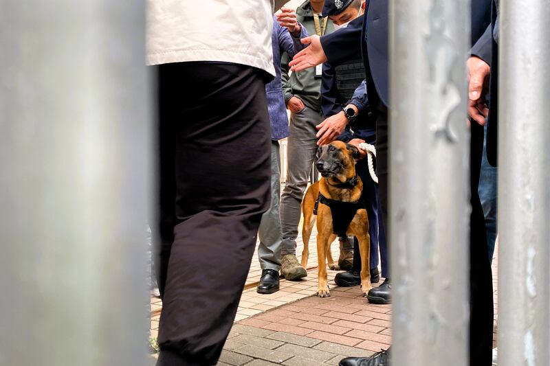 警方安排警犬到場協助安檢。 （李若如攝）