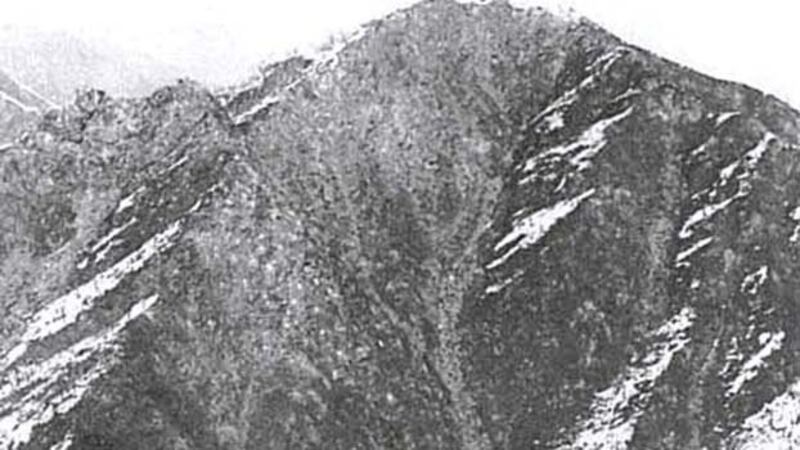 “伤心岭”照片,显示了其险峻的山势。(来自沃尔特·G.赫姆斯:《停战谈判的帐篷与战斗前线》第五章《新的战争》)