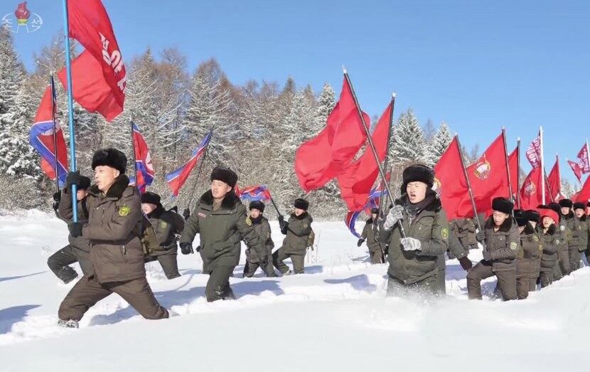 북한  주민들의 백두산지구 혁명전적지 답사 행군 모습.