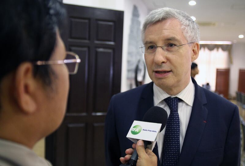 ឯកអគ្គរដ្ឋទូតបារាំង ប្រចាំកម្ពុជា លោក ហ្សង់-ក្លូដ ពាំបឺហ្វ (Jean-Claude POIMBOEUF) ផ្ដល់បទសម្ភាសន៍ទាក់ទងនឹងកិច្ចព្រមព្រៀងក្រុងប៉ារីស កាលពីថ្ងៃទី២០ ខែតុលា ឆ្នាំ២០១៦ នៅរាជធានីភ្នំពេញ។