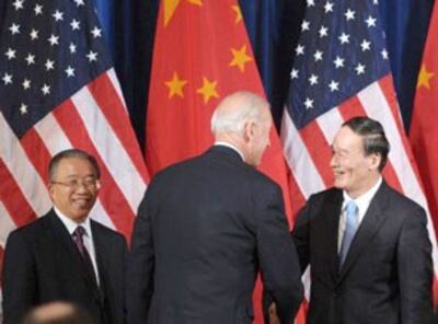 Phó Tổng thống Mỹ Joe Biden (giữa) bắt tay với Phó Thủ tướng Vương Kỳ Sơn và Uỷ viên quốc vụ viện Đới Bỉnh Quốc đứng bên trái