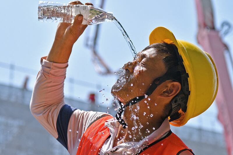 气候健康风险不断升温,2023年中国热浪相关死亡人数高达3.7万人。(法新社)