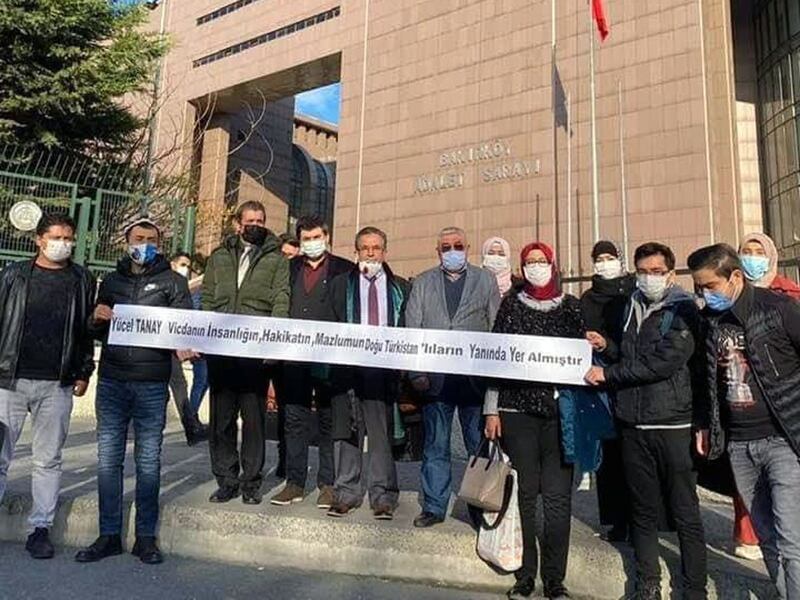 ئادۋوكات ئىلياس دوغان دەۋاگەرلەر بىلەن ئىستانبۇل سوتىنىڭ سىرتىدا. ئىستانبۇل