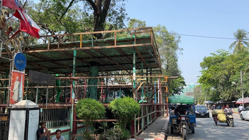 စစ်တွေမြို့ပေါ်တွင် ဆောက်လုပ်နေသည့် ရခိုင်ရိုးရာ ရေလောင်းမဏ္ဍပ်တချို့အား ၂၀၂၃ ခုနှစ် ဧပြီလ ၆ ရက်နေ့က တွေ့ရစဉ်။ (Photo: RFA)