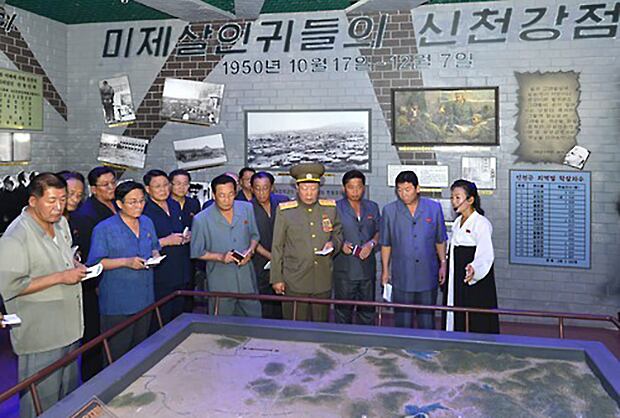 국가책임일꾼들과 성, 중앙기관 당, 행정 일꾼들이 반미교양 시설인 황해남도 신천박물관을 방문한 모습.