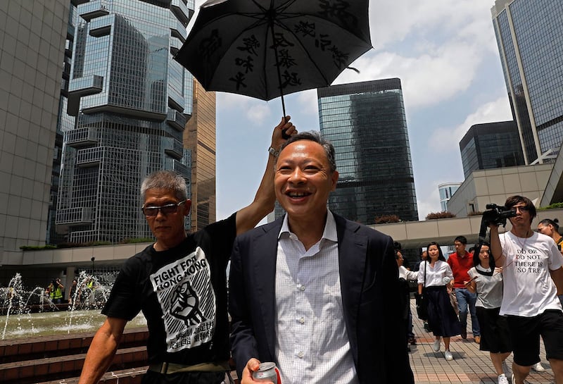 资料照：2019年8月15日，戴耀廷（中）离开香港高等法院。（美联社）