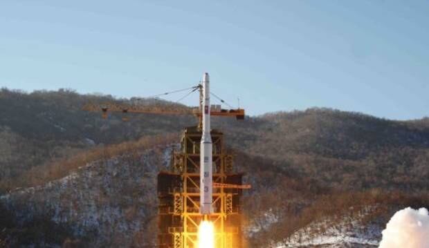 사진은 2012년 12월 조선중앙통신이 보도한 '서해위성발사장'에서의 장거리 로켓 '은하 3호' 발사 모습.
