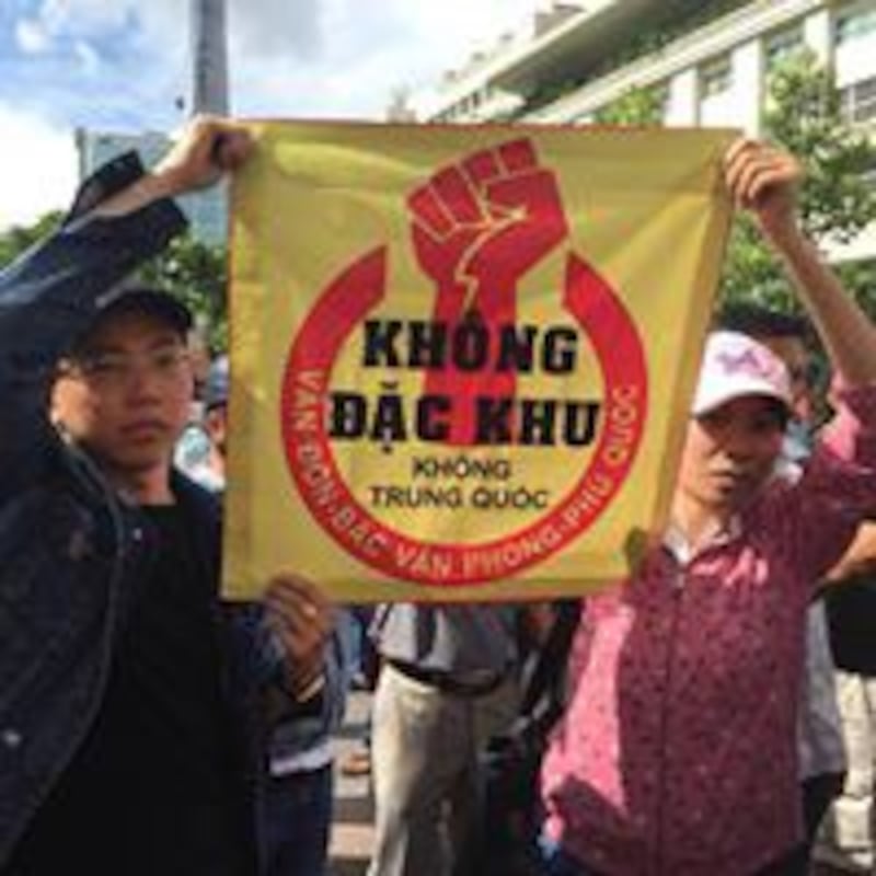 Người biểu tình phản đối dự luật Đặc khu tại Sài Gòn.