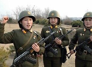 남측이 북한 '최고존엄'을 모독했다며 대남 투쟁결의를 다지고 있는 북한 군인들.