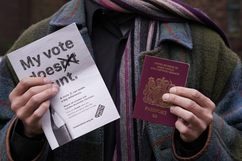 有參與投票的港人,希望用選票帶來改變。圖為英國政府向選民提供的選舉小冊子,包括有每名候選人的政綱。(梁銘康 攝)