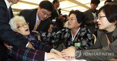 图片：离散家属团聚（韩联社）