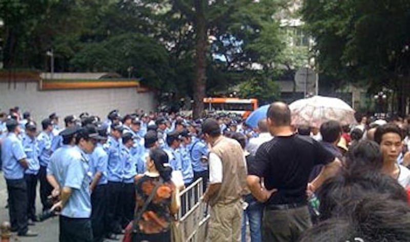 2012年6月10日，清遠和花都市民抗議興建垃圾焚化爐。廣州市政府派出大批警力包圍抗議民眾，後使用暴力驅散示威者。（周先生提供）