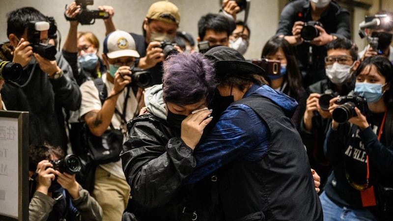 香港47名发起或参与2020年民主派初选人士被控违反《港区国安法》,以“串谋颠覆国家政权罪”遭逮捕起诉。(AFP)