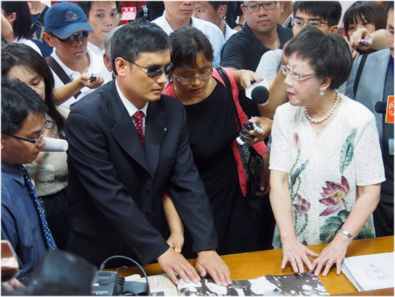 6月25日,台灣前副總統呂秀蓮下午帶領陳光誠夫婦,參觀當年審訊和關押美麗島事件政治犯的景美人權園區。在呂秀蓮因美麗島事件受審的法庭上,陳光誠用手觸摸歷史照片。(粵語部鍾廣政拍攝)