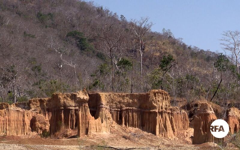 តំបន់​ដី​ហូរ​ច្រោះ​បង្កើត​បាន​ជា​សិល្បៈ​ធម្មជាតិ​ម្យ៉ាង​នៅ​តំបន់​រលុះ​ធំ ក្នុង​សង្កាត់​បន្សាយរាក់ ក្រុង​សំរោង ខេត្ត​ឧត្ដរមានជ័យ។ រូបថត​ថ្ងៃ​ទី​១៦ ខែ​កុម្ភៈ ឆ្នាំ​២០១៧។ 