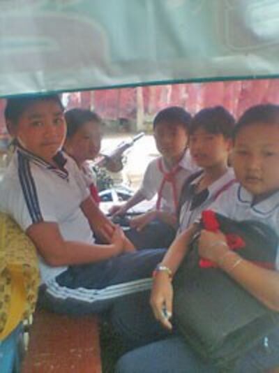 Chuẩn bị đến trường. Ảnh do anh Hùng gởi