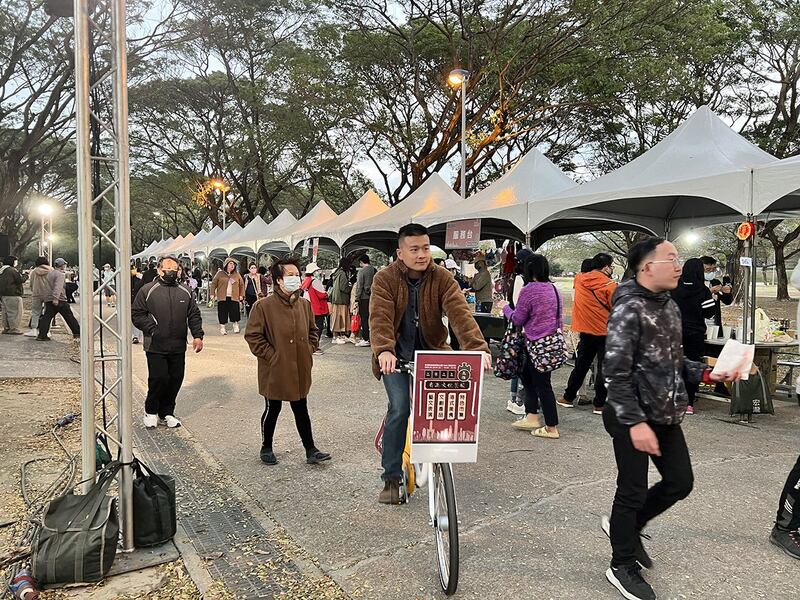 活动的参与者Nelson骑着脚踏车,拿着一叠传单在公园周遭沿途发放卖力宣传。(黄春梅摄)