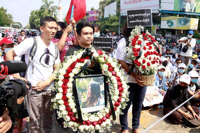 https://www.rfa.org/english/multimedia/myanmar-death-protest-gallery-02222021182753.html/myanmar_funeral022121_006.jpg