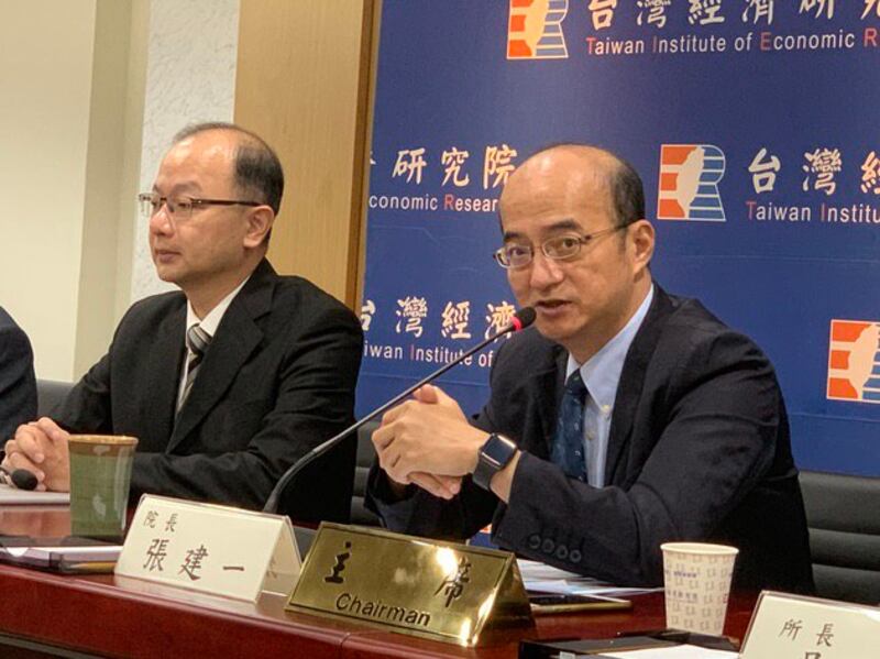 台经院院长张建一(图右)认为美中贸易战，双方都急了。(记者 黄春梅摄)