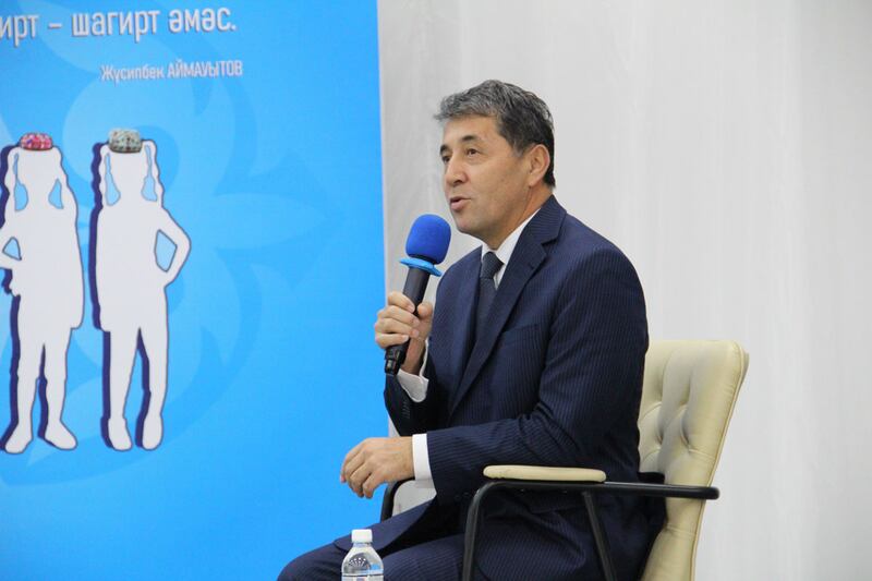 ئالمۇتادا ئۆتكەن مۇئەللىملەر كۈنىگە بېغىشلانغان مۇراسىمدىن كۆرۈنۈش. 2023-يىل 14-ئۆكتەبىر.