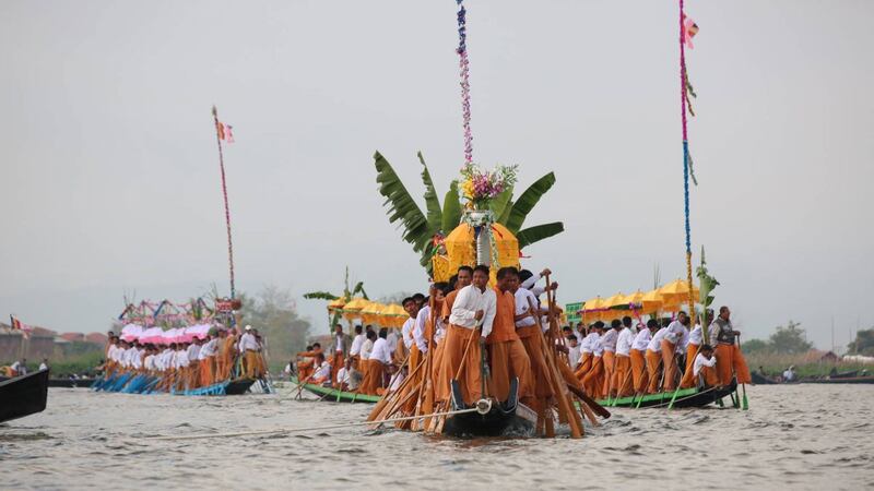 ၂၀၂၃ ခုနှစ်၊ အောက်တိုဘာလ ၁၉ ရက်နေ့က ရှမ်းပြည်နယ်တောင်ပိုင်း ညောင်ရွှေမြို့ အင်းလေးကန်အနီးတစ်ဝိုက်ရွာများသို့ အင်းလေးဖောင်တော်ဦးဘုရား ကြွချီအပူဇော်ခံစဉ်။ (Photo: RFA)