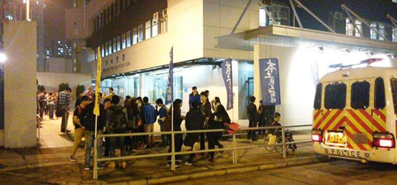 2月15日，本土民主前線連同熱血公民成員，到沙田警署聲援被捕者。（本土民主前線facebook圖片）