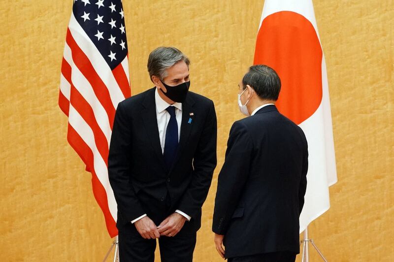 2021年3月16日,日本首相菅义伟(右)和美国国务卿布林肯会面。(AFP)