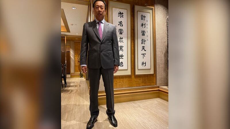 郭台铭说他办公室挂的对联,写的就是蒋经国曾说的“求名当求万事名,计利当计天下利”。(郭台铭办公室提供)