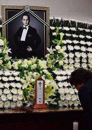저산소 허혈성 뇌손상으로 숨진 故 신해철의 빈소가 28일 오전 서울 송파구 풍납동 아산병원 장례식장에 마련돼 있다.