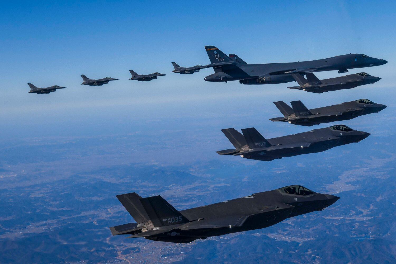 지난 19일 한국과 미국이 한반도 상공에서 북한의 대륙간탄도미사일(ICBM) 도발에 대응해 미국 전략자산을 동원한 연합공중훈련을 하고 있다.  이날 훈련은 한국 공군 F-35A와 F-15K 전투기 및 미 공군 F-16이 한국방공식별구역(KADIZ·카디즈)으로 진입하는 미국 B-1B 전략폭격기를 호위하면서 연합 편대비행을 실시하는 방식으로 진행됐다.