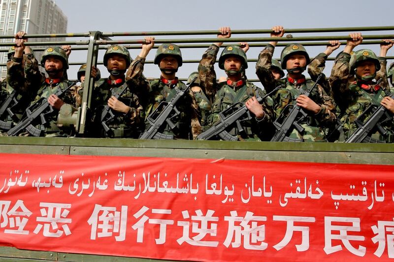 خىتاي قوراللىق ساقچىلىرىنىڭ ئۇيغۇر ئاپتونوم رايونىنىڭ خوتەندە تېررورلۇققا قارشى قەسەم بېرىش يىغىلىشىغا قاتناشقاندىكى كۆرۈنۈش، 2017-يىلى 27-فېۋرال، خوتەن