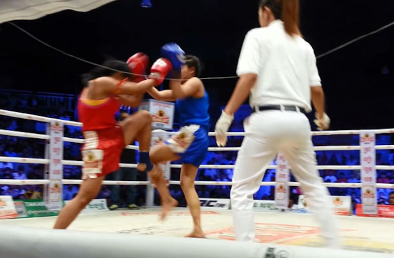 កីឡា​ការិនី នូវ ស្រពៅ (ពាក់​អាវ​ក្រហម) ចូល​រួម​ប្រកួត​នៅ​ស្ថានីយ​ទូរទស្សន៍​បាយ័ន កាល​ពី​ថ្ងៃ​ទី​២ មីនា ឆ្នាំ​២០១៤។