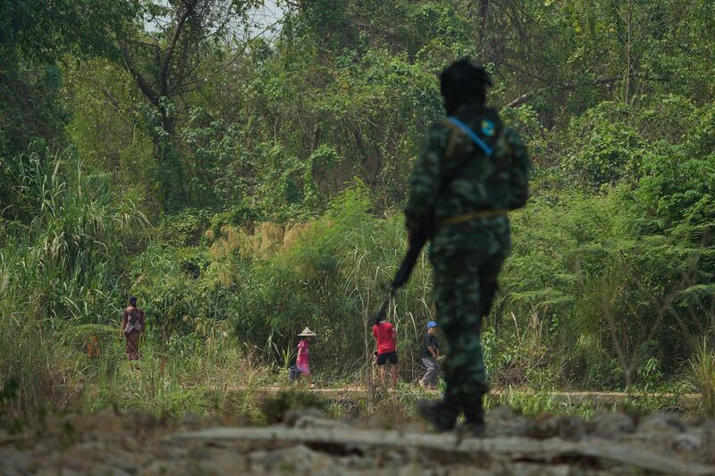 ထိုင်း-မြန်မာနယ်စပ် အမှတ် ၂ တံတားအနီးတွင် စောင့်ကြပ်နေသည့် ထိုင်းစစ်တပ်မှ တပ်ဖွဲ့ဝင်တစ်ဦးအား ၂ဝ၂၄ ခုနှစ် ဧပြီလ ၁၁ ရက်နေ့က တွေ့ရစဉ်။ (Photo: RFA)
