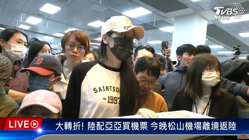 劉振亞晚上抵達台北松山機場，辦理登機手續。